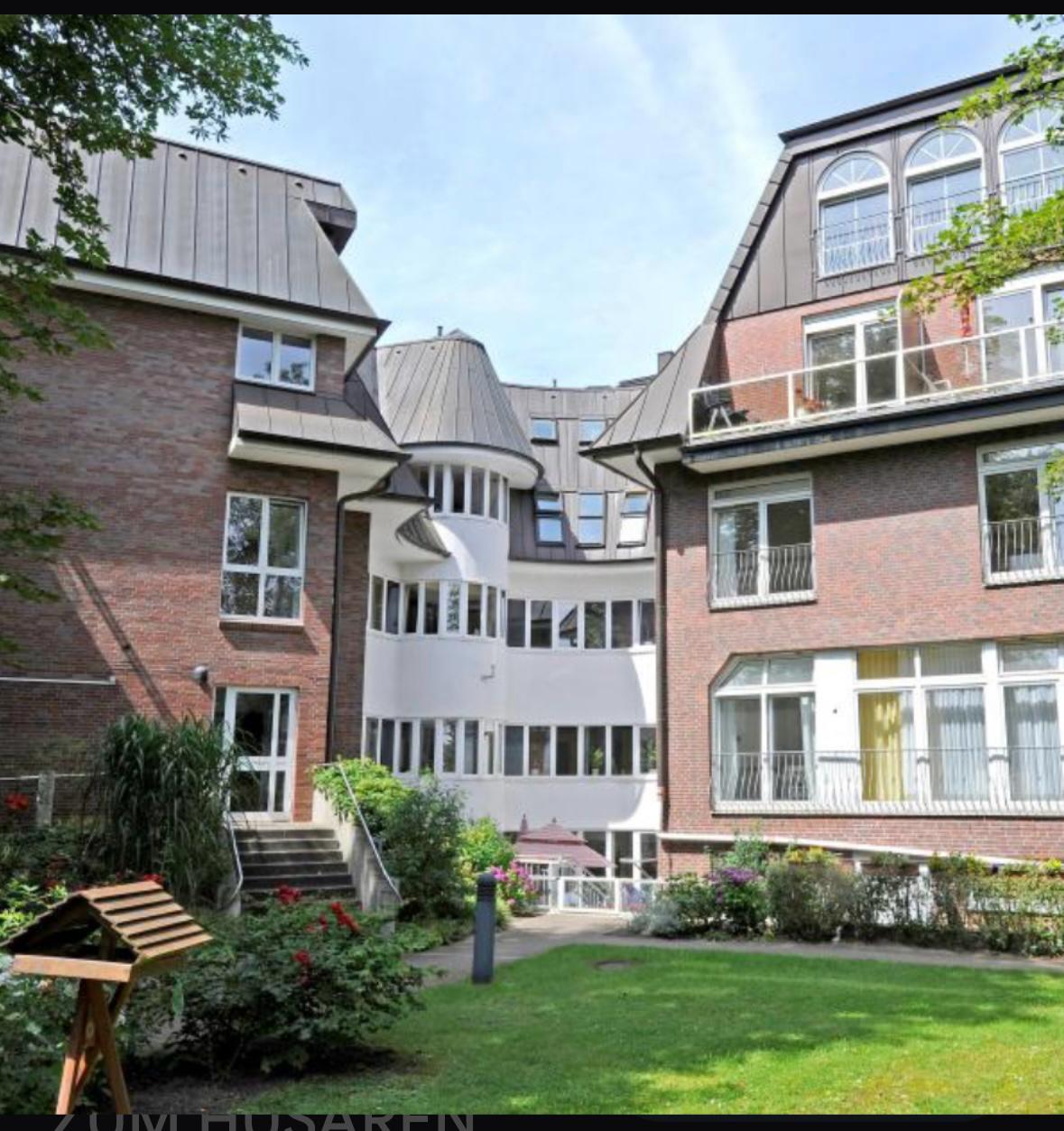 Stattlicher roter Backsteingebäudekomplex mit weißen Erkern